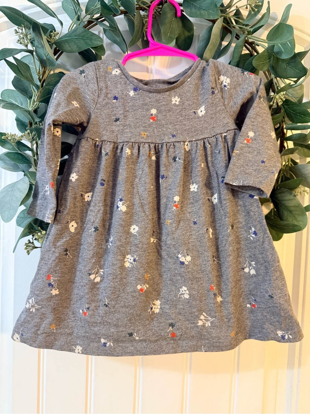 💫10/$25 • Old Navy Grey Floral Cotton Long-Sleeve Dress